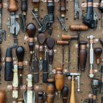 Седемте инструмента, които събират прах: Изповед от работилница, където всяка драскотина разказва история