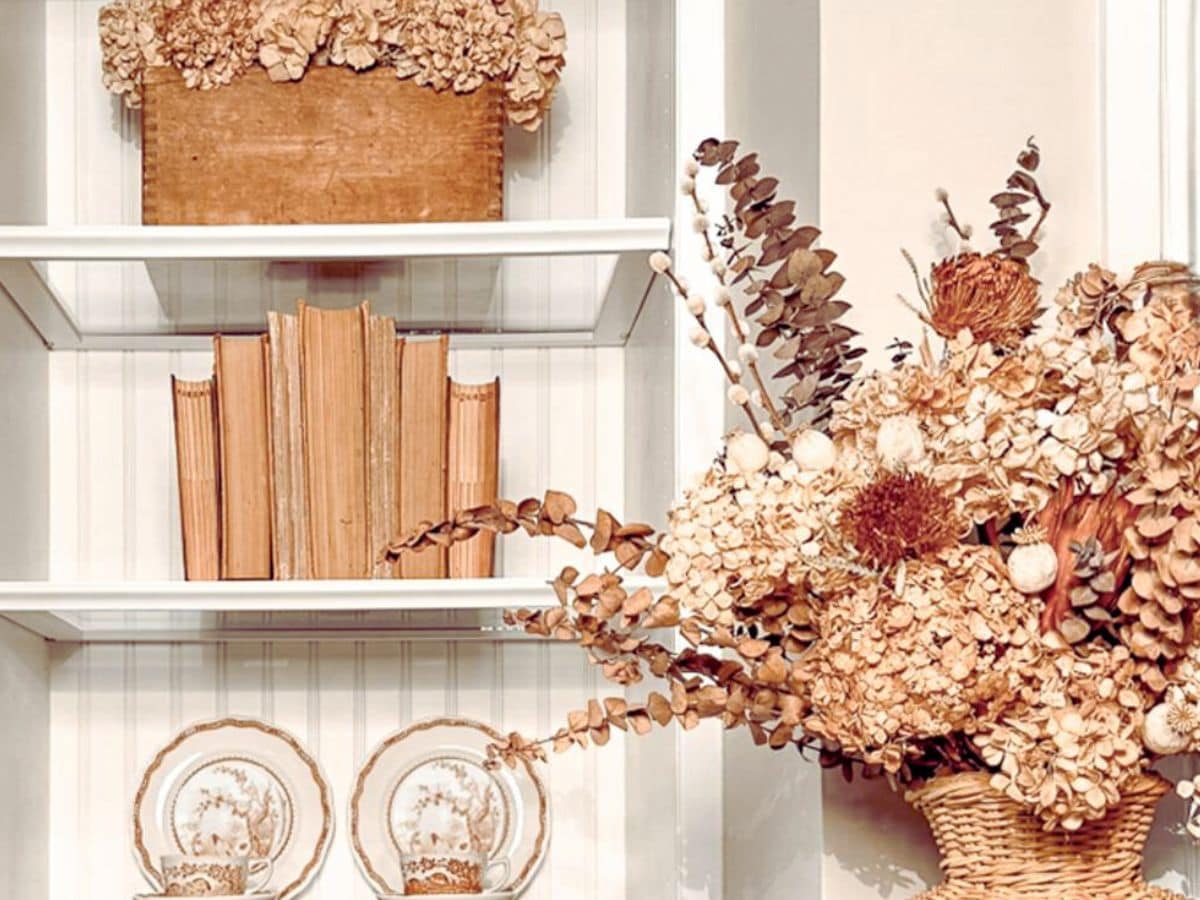 Styling Bookshelves for Autumn: Earthy Hues and Antique Finds - изображение 4