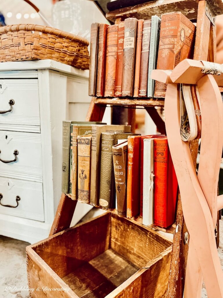 Styling Bookshelves for Autumn: Earthy Hues and Antique Finds - изображение 3