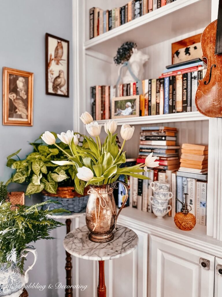 Styling Bookshelves for Autumn: Earthy Hues and Antique Finds - изображение 2