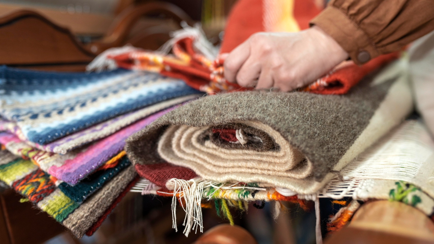 Ръчно ушити пътеки и винтидж платове за есенни вечери