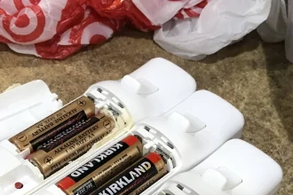 Истината за батериите AA, майсторлъка и защо фенерът винаги умира посред нощ