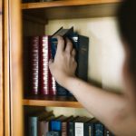 Рафт с тайна: Как се прави библиотека със скрито отделение (за ракия или документи — не съдя никого)