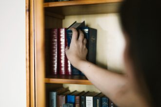 Рафт с тайна: Как се прави библиотека със скрито отделение (за ракия или документи — не съдя никого)