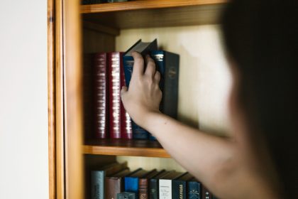 Рафт с тайна: Как се прави библиотека със скрито отделение (за ракия или документи — не съдя никого)