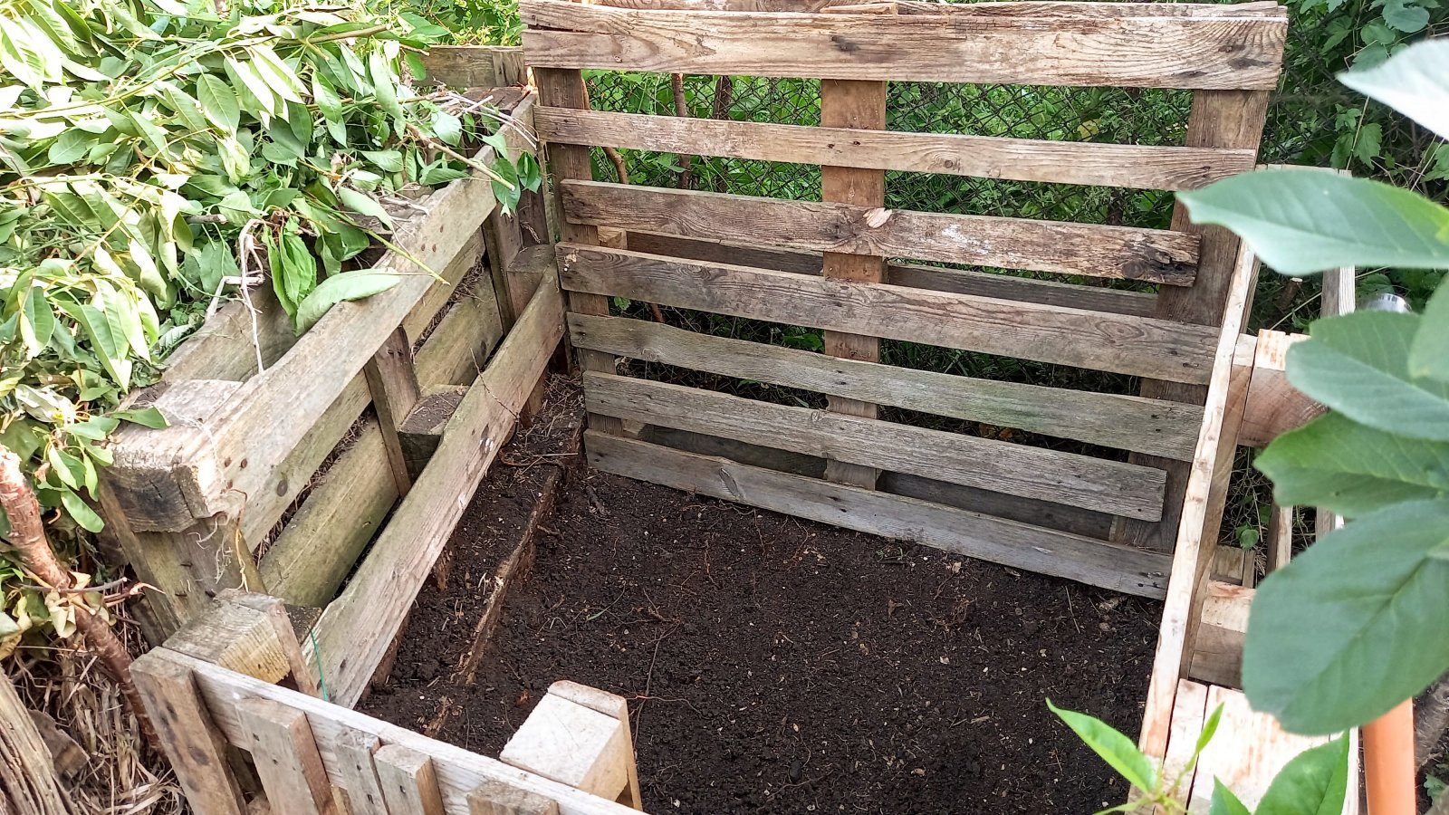 Making an Outdoor Compost Bin from Scrap Wood – За градината и душата - изображение 3