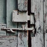 Шкурка, търпение и втори шанс: Как вдъхнах живот на една стара врата