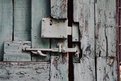 Шкурка, търпение и втори шанс: Как вдъхнах живот на една стара врата