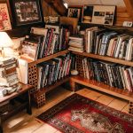 Колелата на мъдростта: Как сглобих библиотека на колела – за книги и ракия (и защо всеки дом има нужда от такава)
