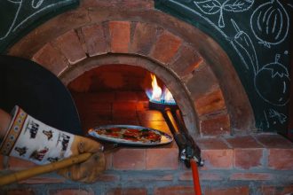 Тухли, мехури и изгорели кори: Как построих пещ за пица в двора (с малко псуване)