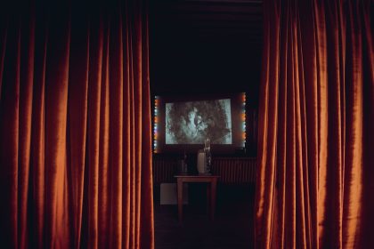 Мери два пъти, мечтай веднъж: Истинската основа на домашното кино (Монтаж на проектор и скрито окабеляване с пот и душа)
