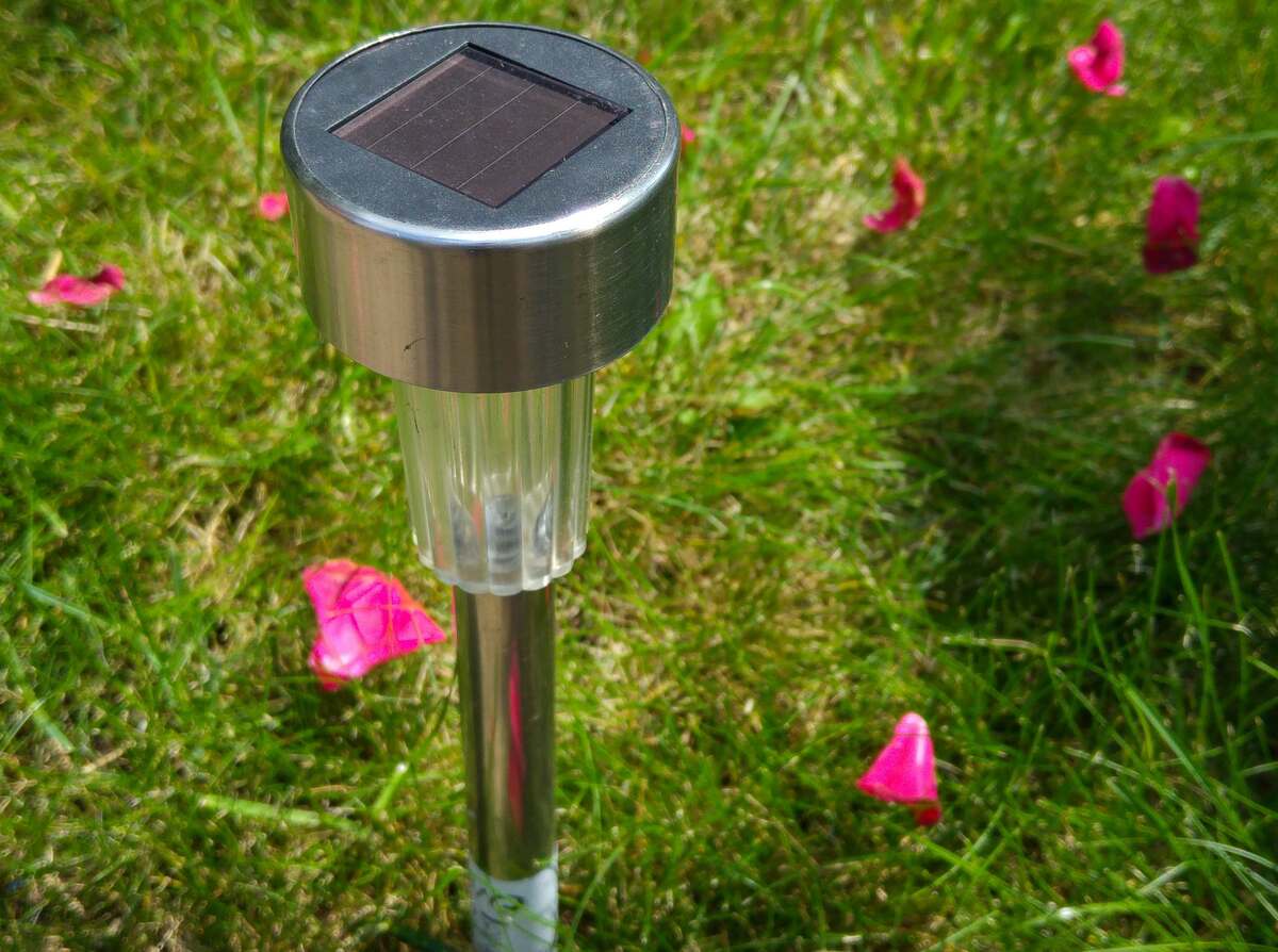 Installing Solar Lights in the Garden Without Calling an Electrician - изображение 3